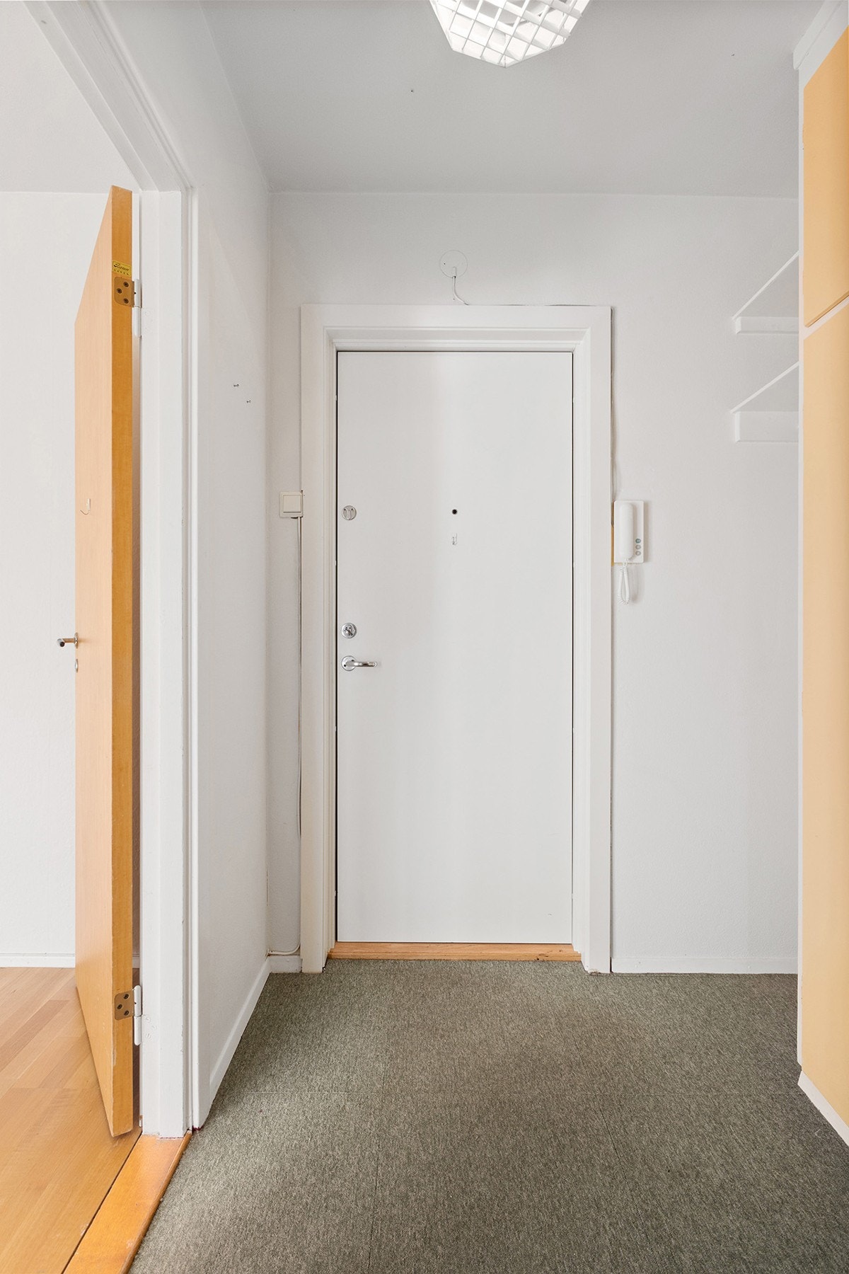 Romslig og innbydende entré med god plass til yttertøy og sko. Galleribilde