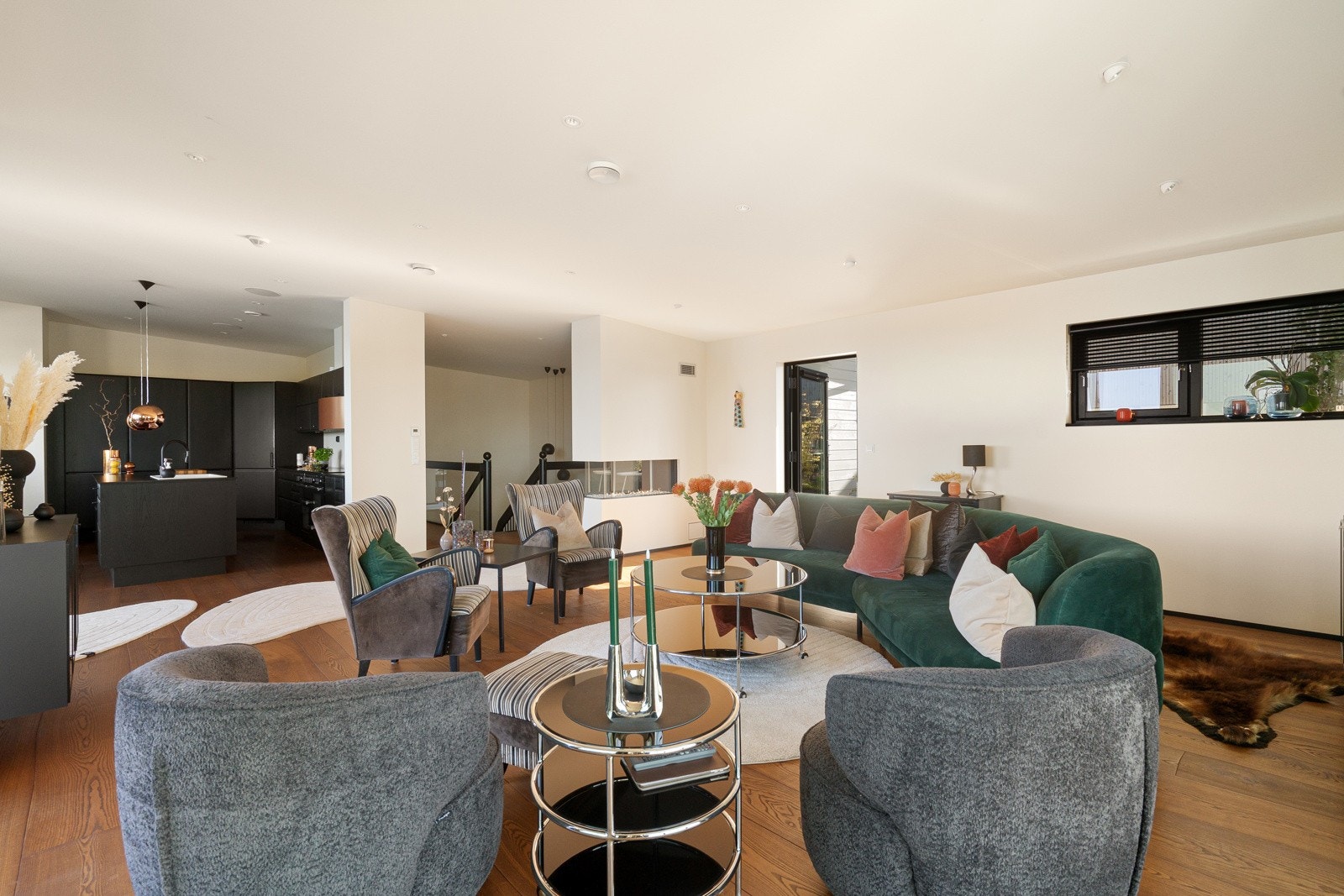 Her er det god plass til både sofagrupper og langbord. Galleribilde