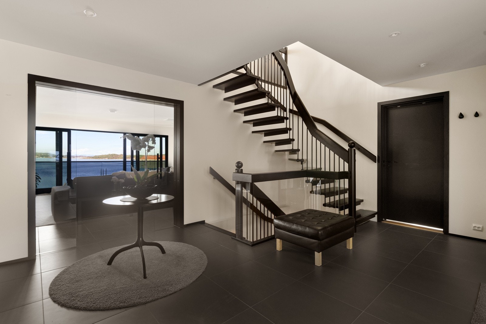 I første etasje finner du en stor stue med samme flotte utsikt og utgang til balkong, tre soverom av god størrelse, bad, gjestetoalett og vaskerom. Galleribilde