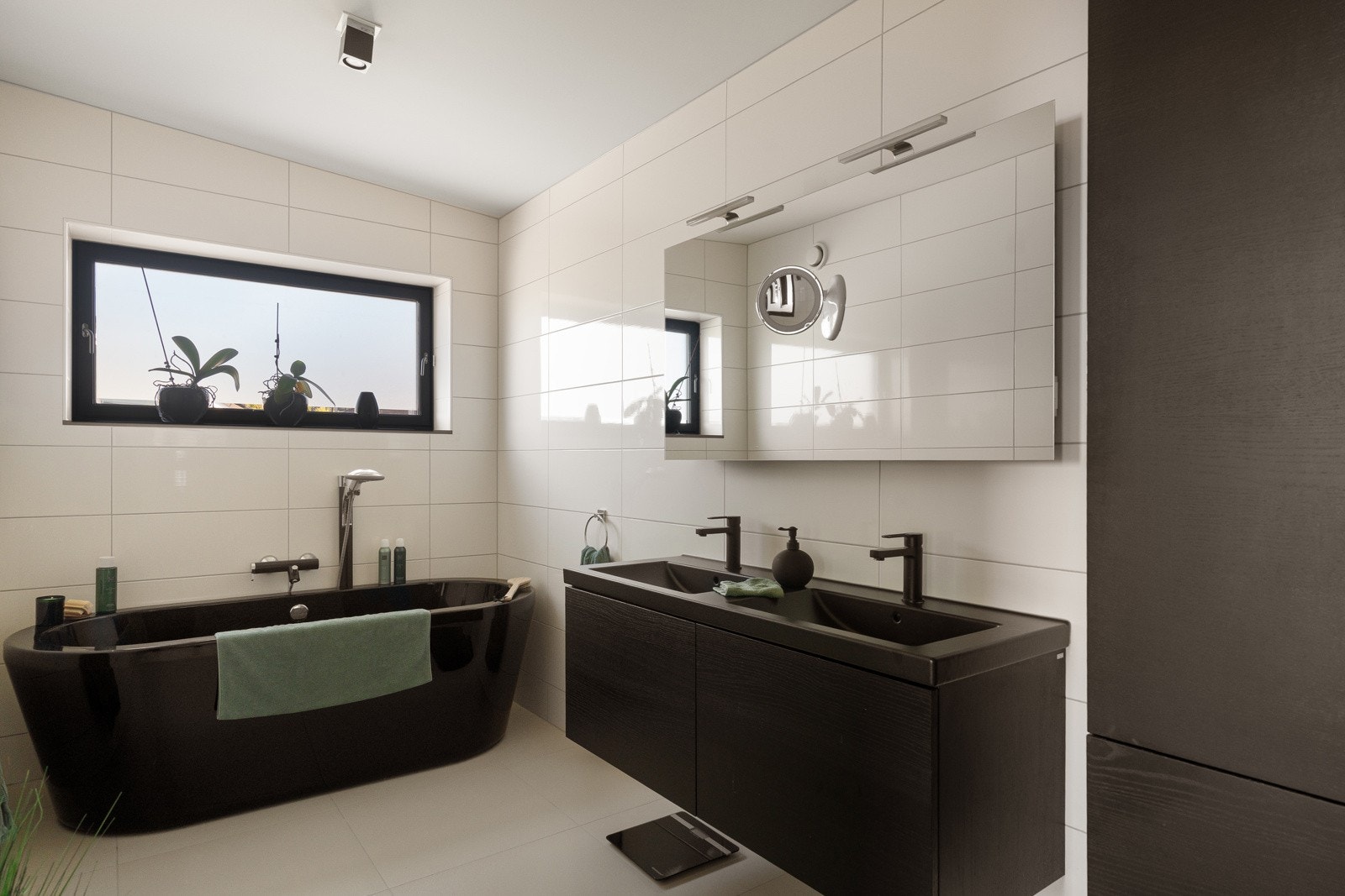 Badet er helfliset med vannbåren varme i gulv, badekar, dusjvegg, vegghengt toalett og dobbel servant - alt tilrettelagt for komfort i hverdagen. Galleribilde