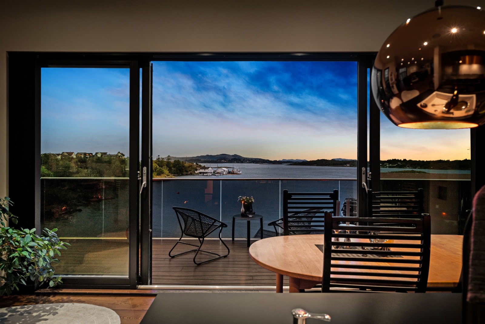 Terrasser og brygge har tilsvarende gulv, oljet årlig og fortsatt i svært god stand. Galleribilde