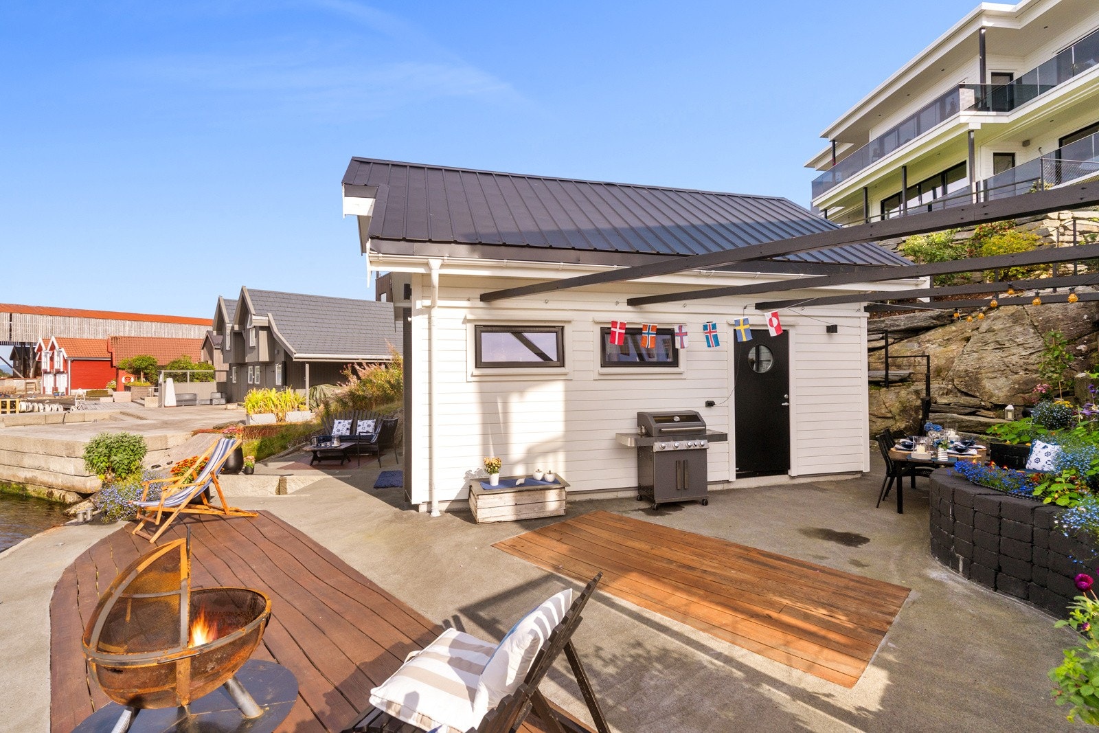 Her får du en unik kombinasjon av sjøliv og komfort, med god plass til både båt og sosiale sammenkomster. Galleribilde