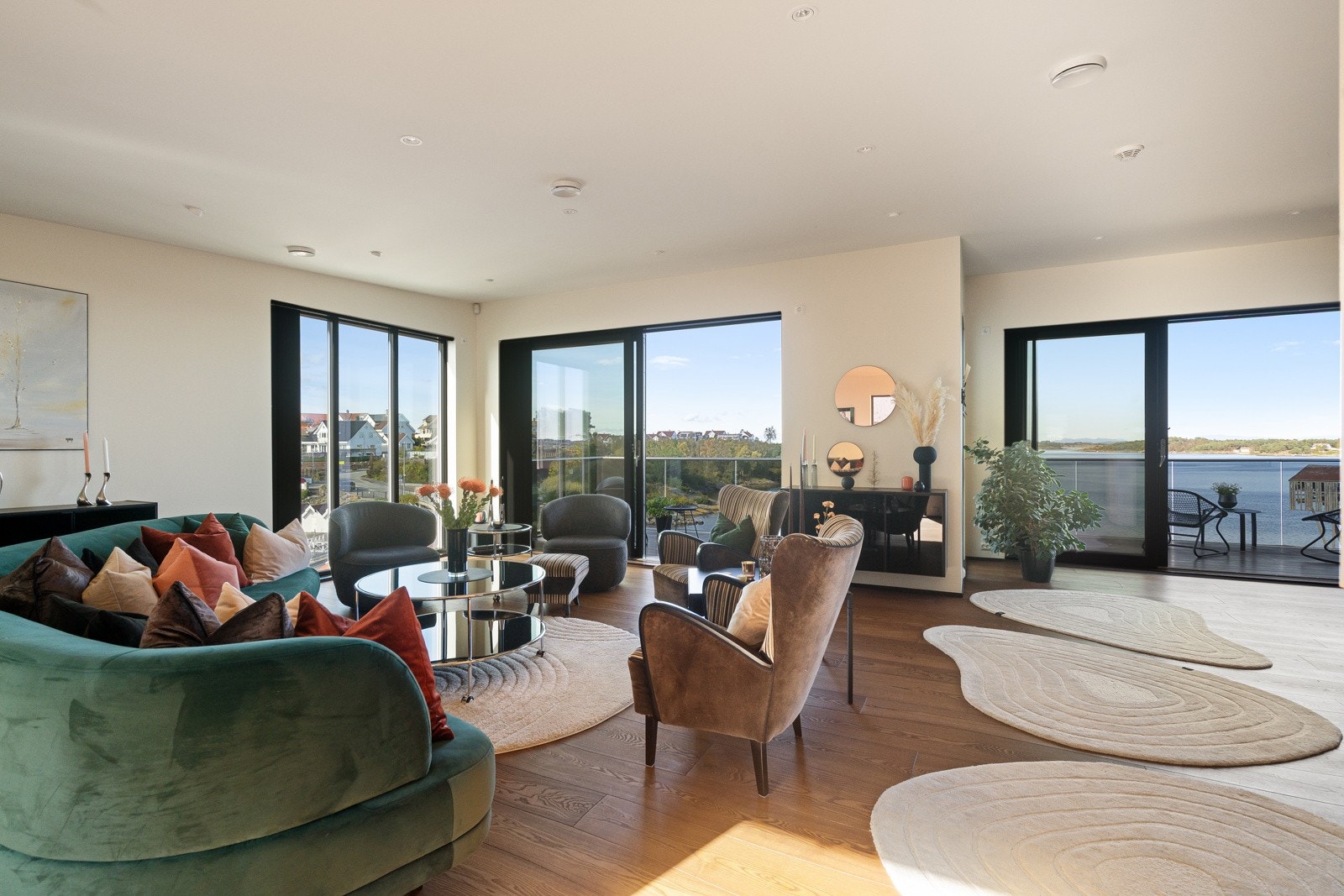 Øverst i andre etasje finner du en stor og luftig stue i åpen løsning mot kjøkkenet. Galleribilde