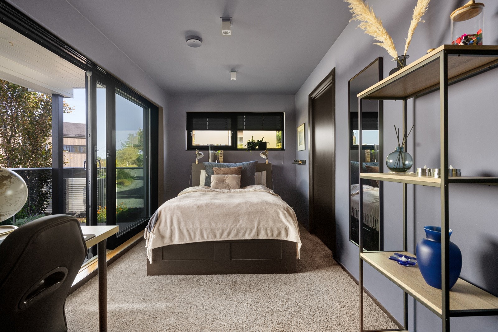 Soverom i første etasje er av god størrelse med plass til dobbelt seng. Galleribilde