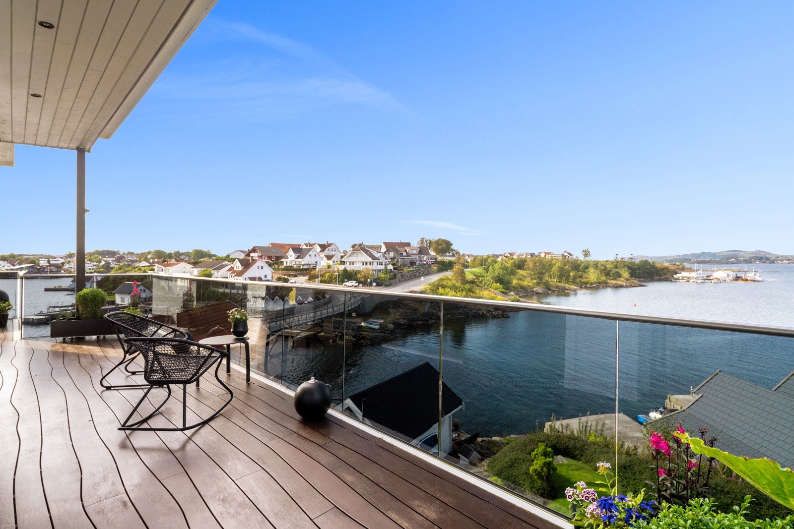 Perfekt for morgenkaffen, lange sommerkvelder eller sosiale sammenkomster med sjøbrisen som ramme. Galleribilde