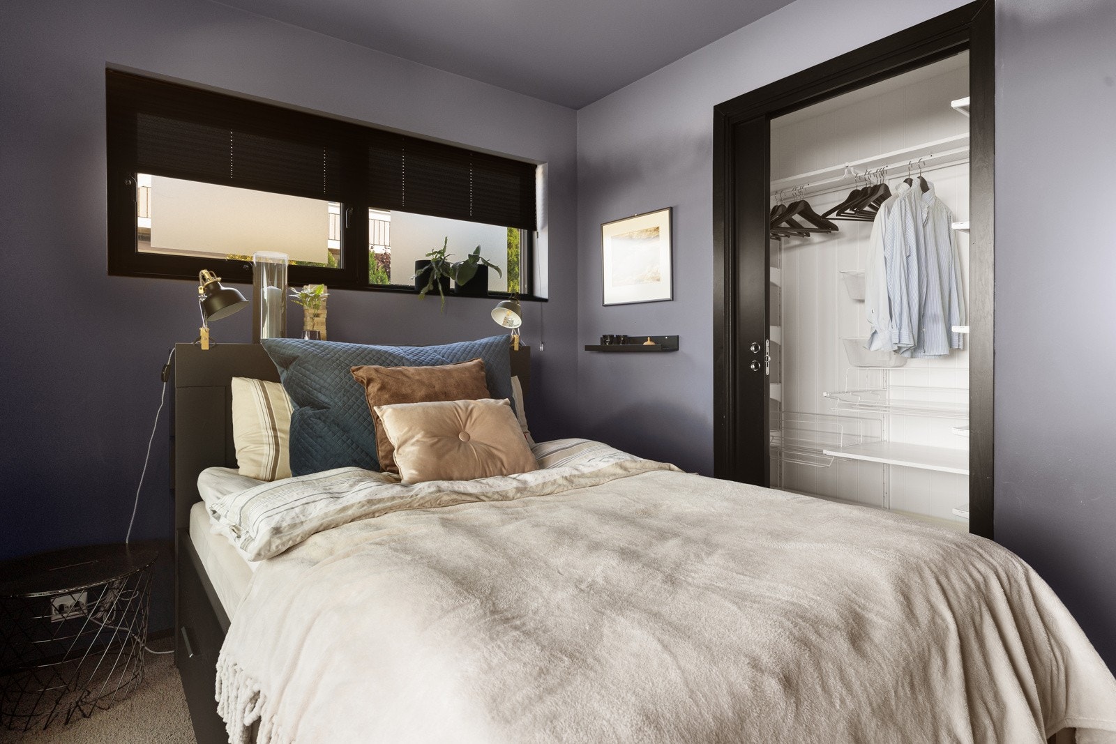 Soverommet er innredet med skyvedørsgarderobe i vegg for praktisk oppbevaring. Galleribilde