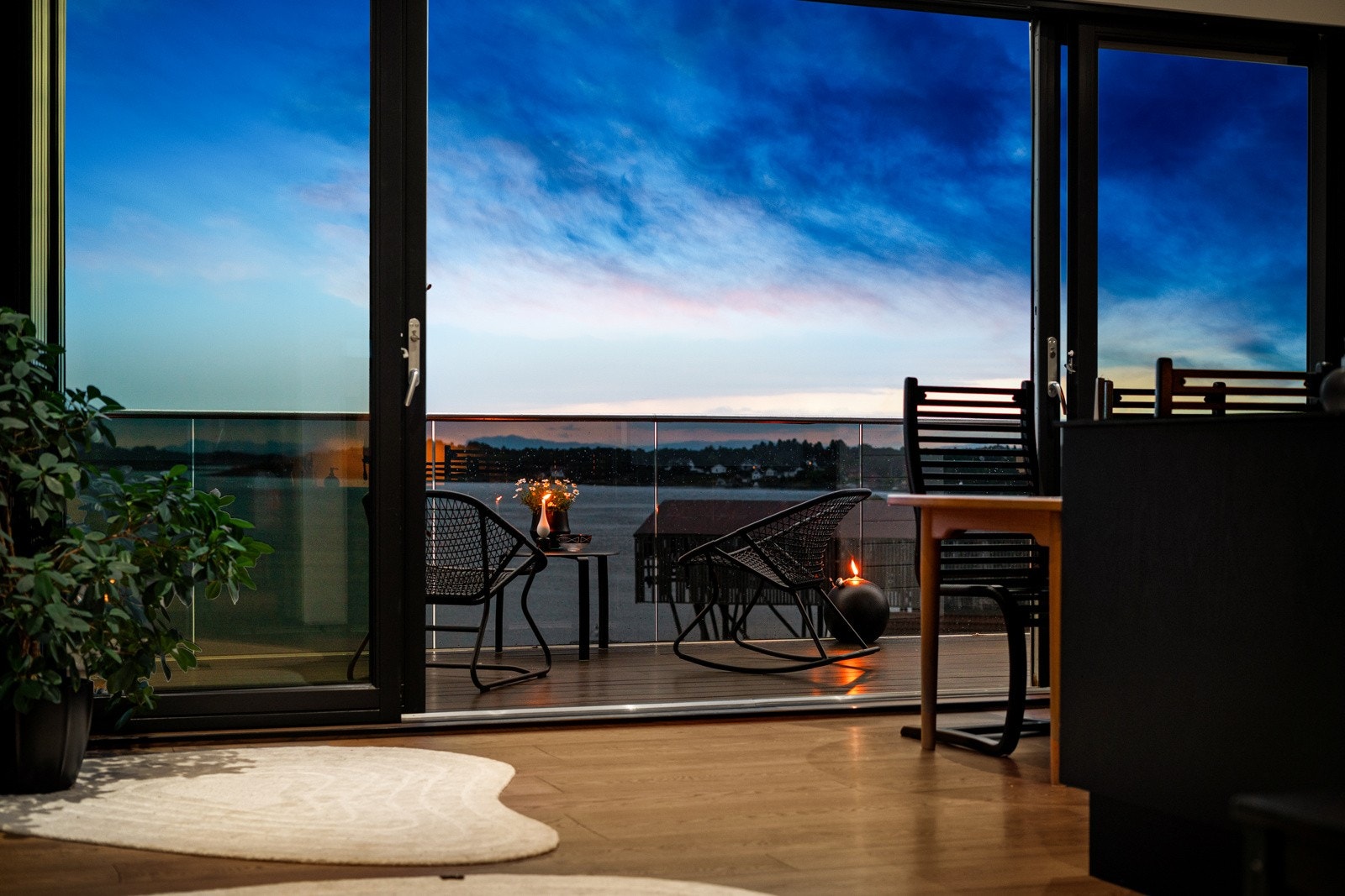 Fra stuen er det utgang til en imponerende balkong på hele 45 kvm. Galleribilde