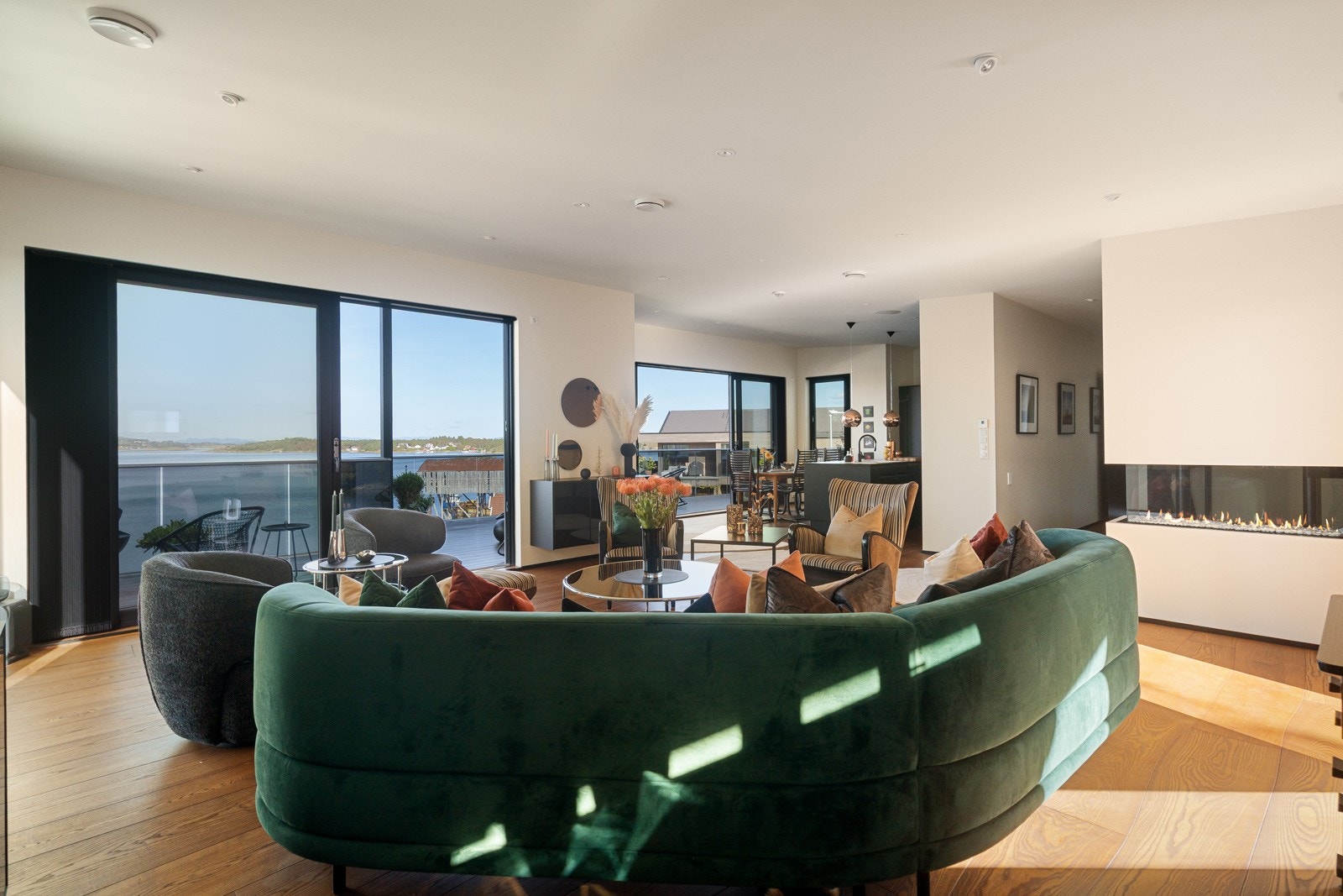 De store vindusflatene og skyvedørene i glass gir boligen et unikt preg. Galleribilde