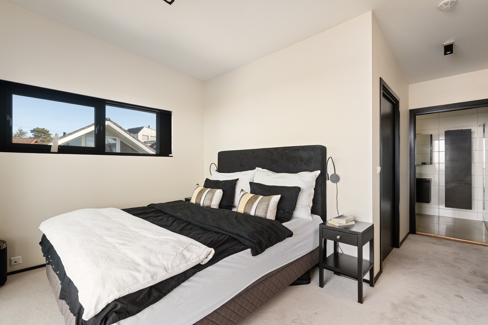 I samme etasje ligger et romslig hovedsoverom med tilhørende bod og bad. Galleribilde