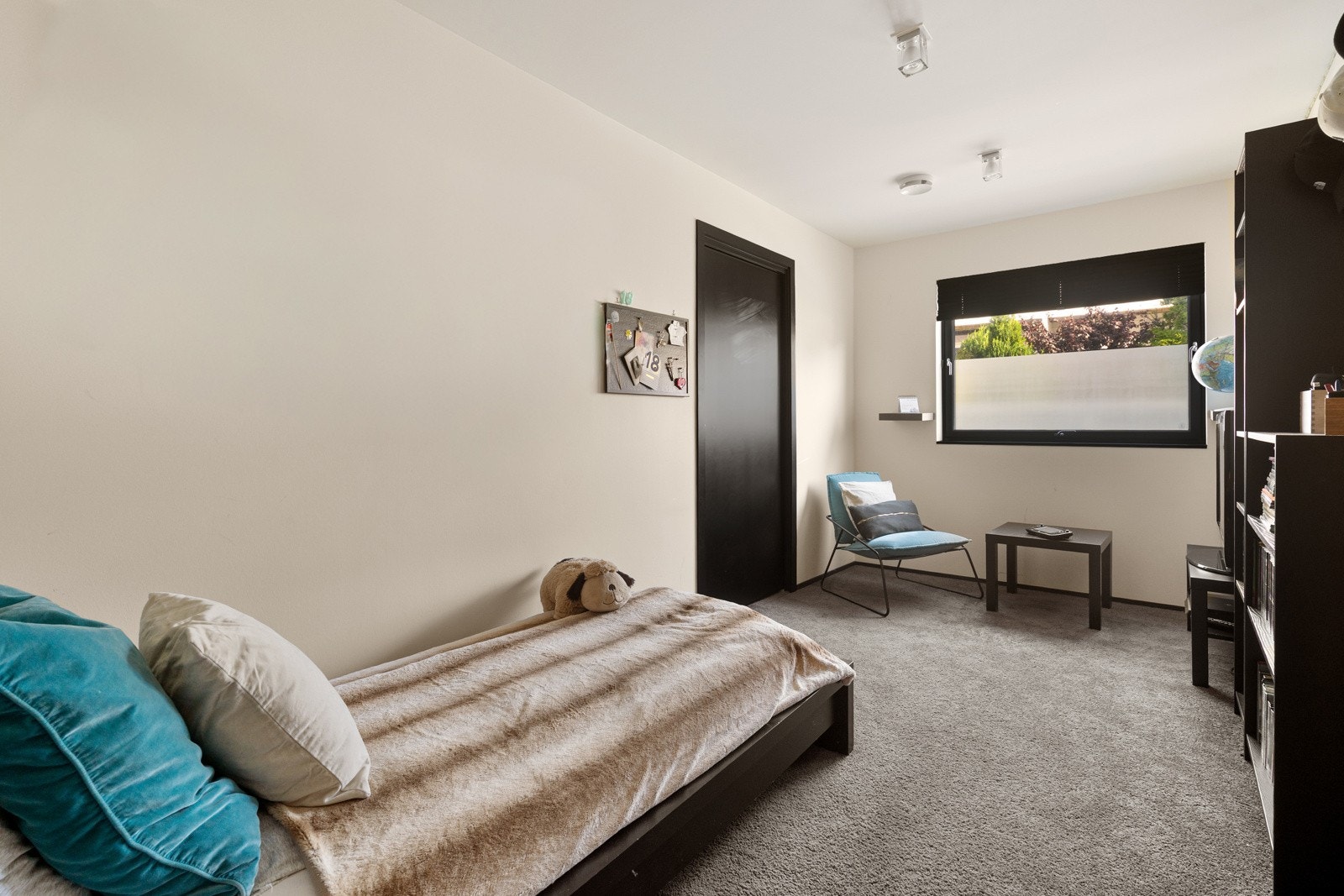 Det tredje soverommet har også skyvedørsgarderobe i vegg og passer perfekt som gjesterom eller barnerom, alt etter behov. Galleribilde