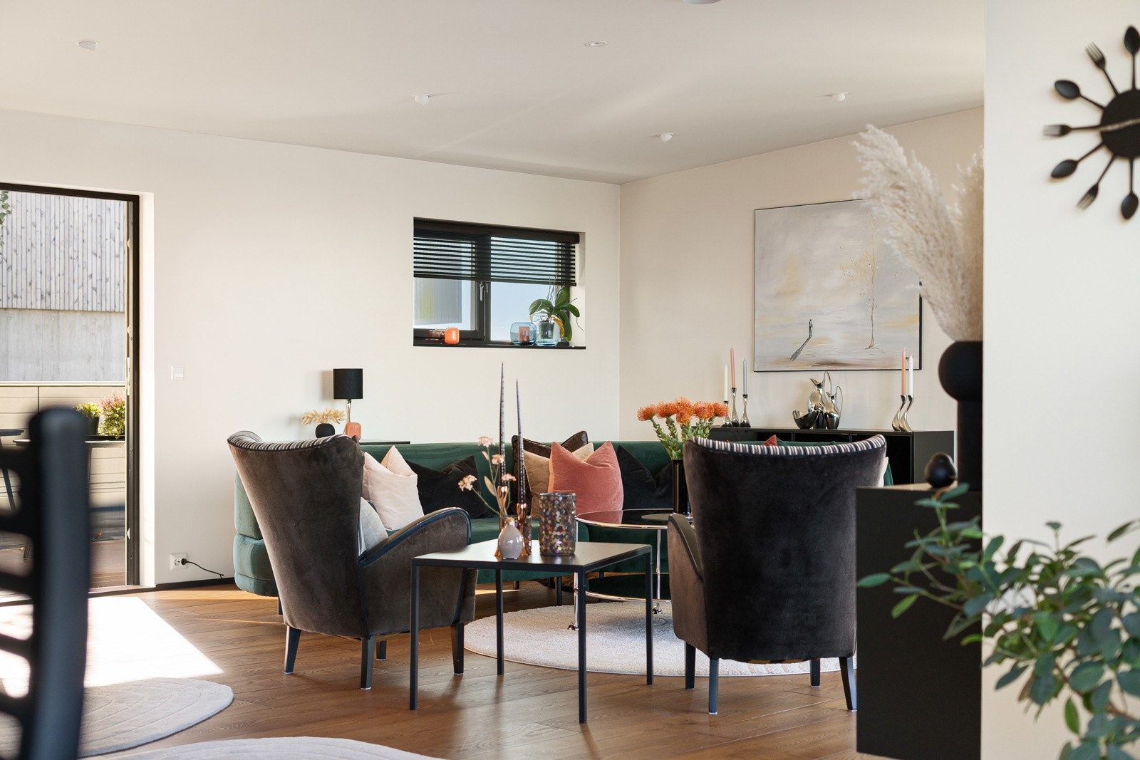 Oppvarmingen skjer via vann-til-vann varmepumpe med vannbåren varme i alle rom, noe som gir et lavt strømforbruk på rundt 27.000 kWh per år. Galleribilde