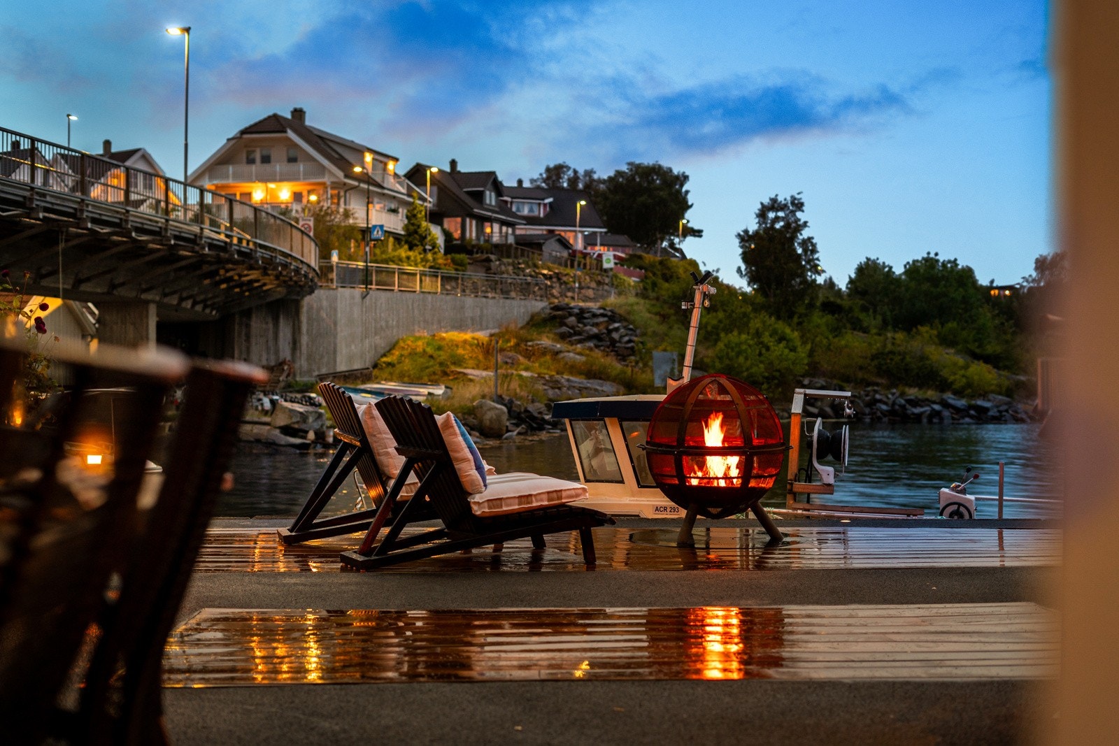 Eiendommen byr på flotte uteplasser, ildsted og sittegrupper som gjør det perfekt for hyggelige sommerfester og lange kvelder ved vannet. Galleribilde