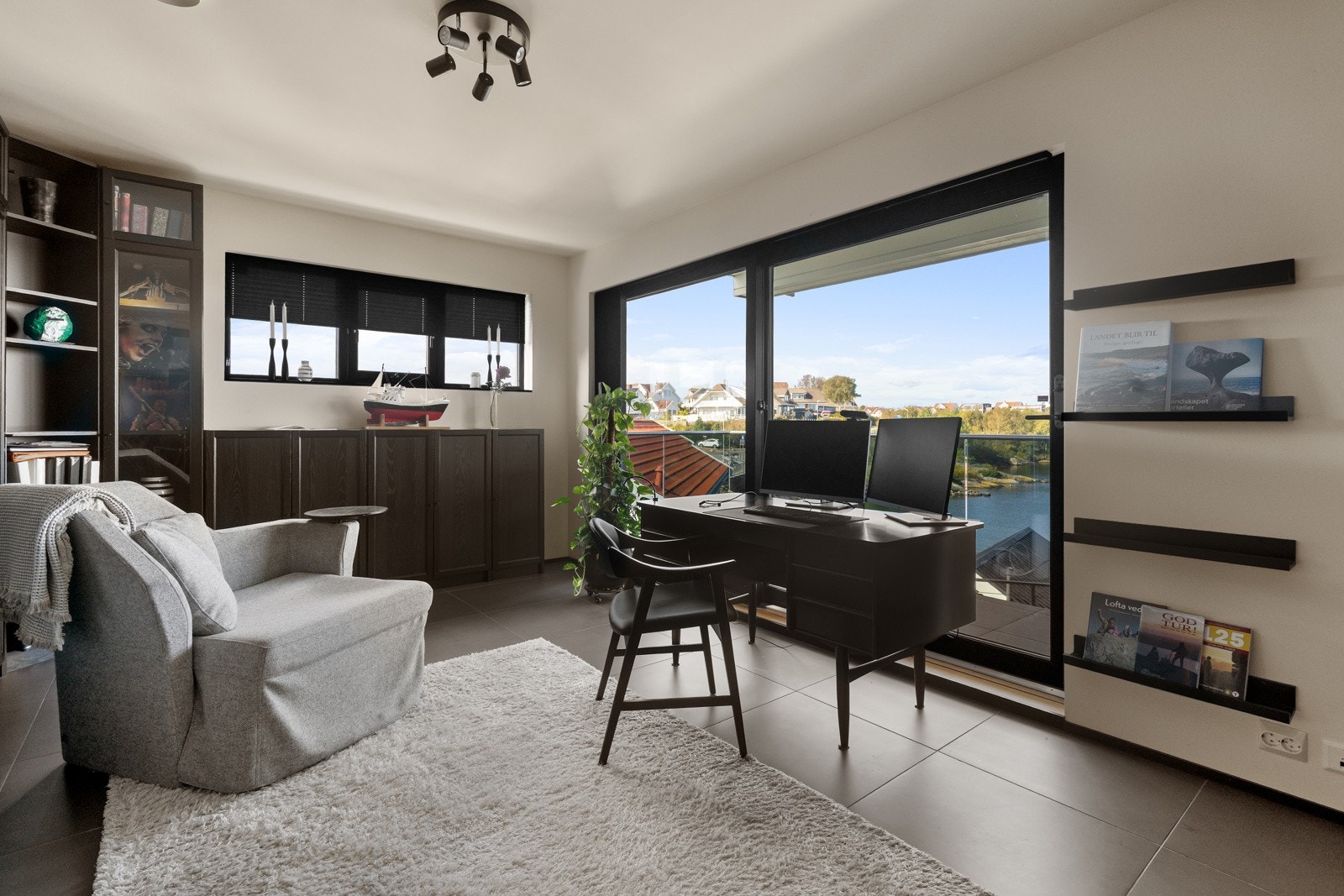 Det andre soverommet i første etasje ligger på andre siden og har også egen utgang til balkong. Galleribilde