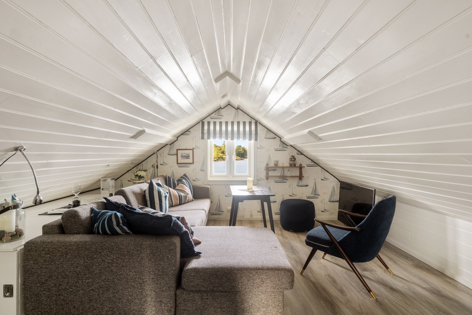 Arealet til naustet i andre etasje er ikke målbart iflg takstmann. Galleribilde