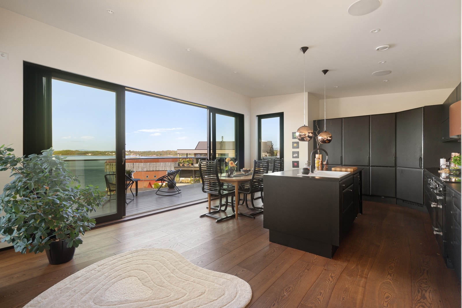 Den spektakulære utsikten over sjøen slipper inn rikelig med dagslys og gir følelsen av å ha naturen helt inn i stuen. Galleribilde