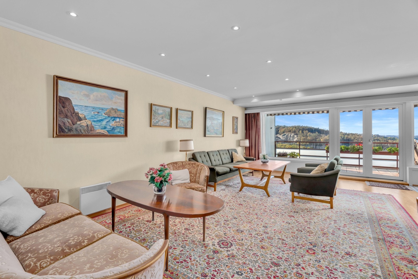 God plass til flere sittegrupper i den romslige stuen. Galleribilde