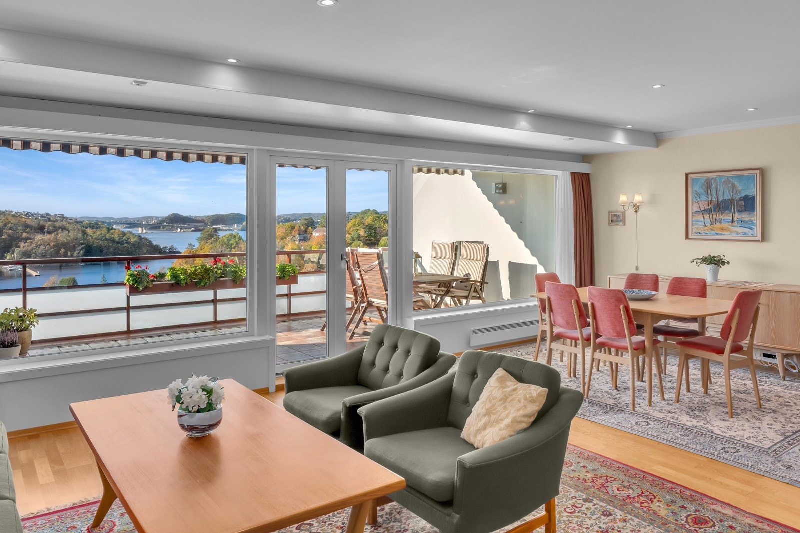 God plass til flere sittegrupper i den romslige stuen. Galleribilde