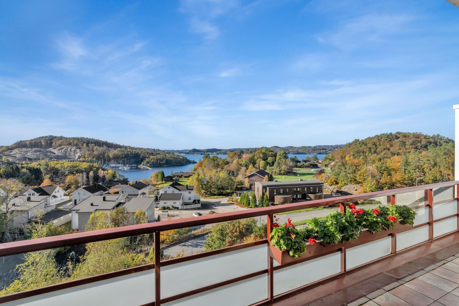 Leiligheten ligger vendt mot sørvest og har ideelle sol- og utsiktsforhold. Galleribilde