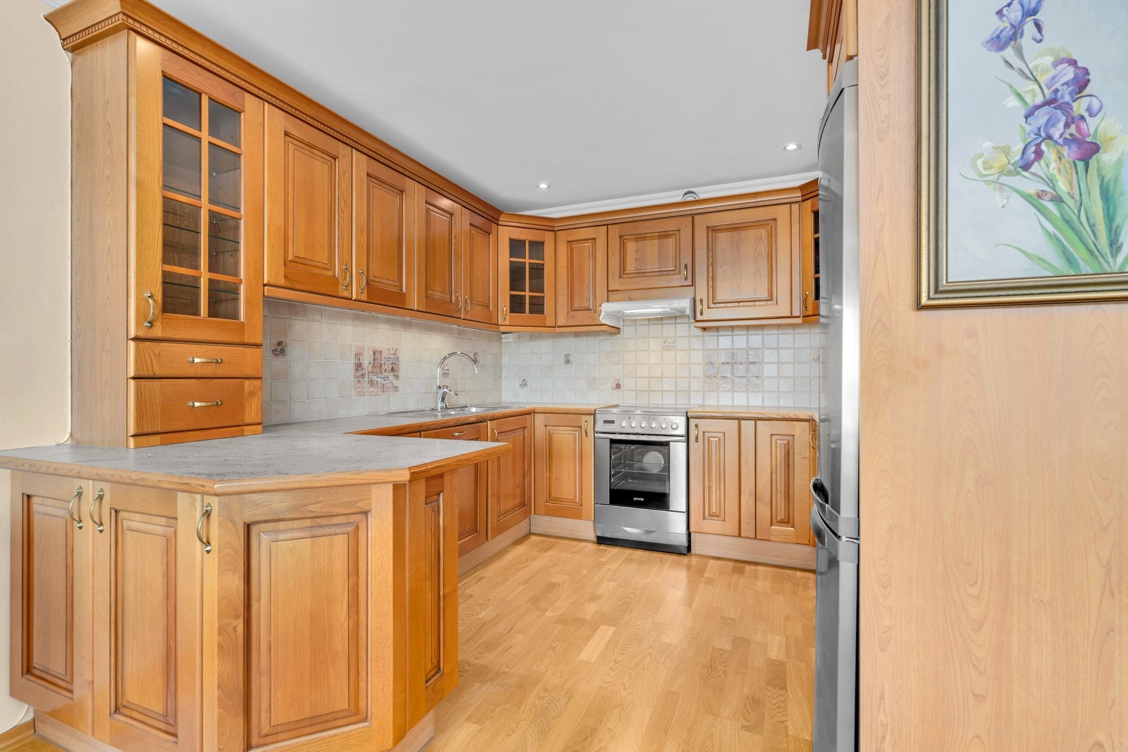 Solid kjøkkeninnredning i Eik. Galleribilde