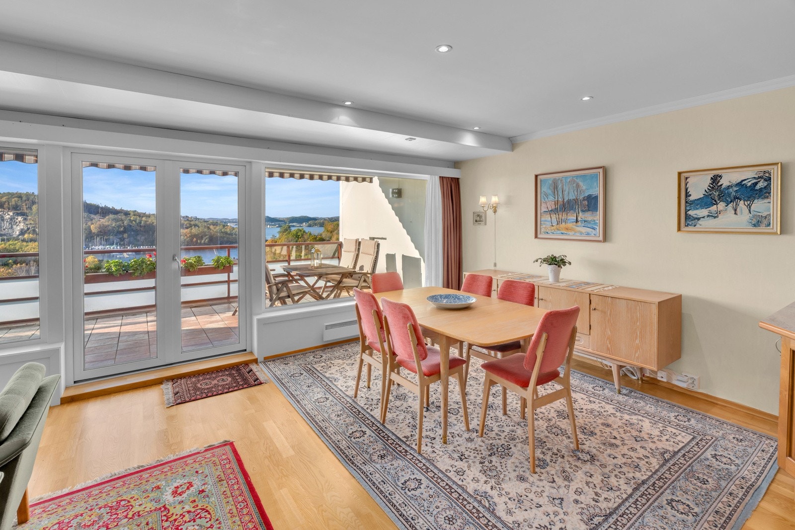 God plass til spisestuemøblement ved stuevindu med panoramautsikt. Galleribilde