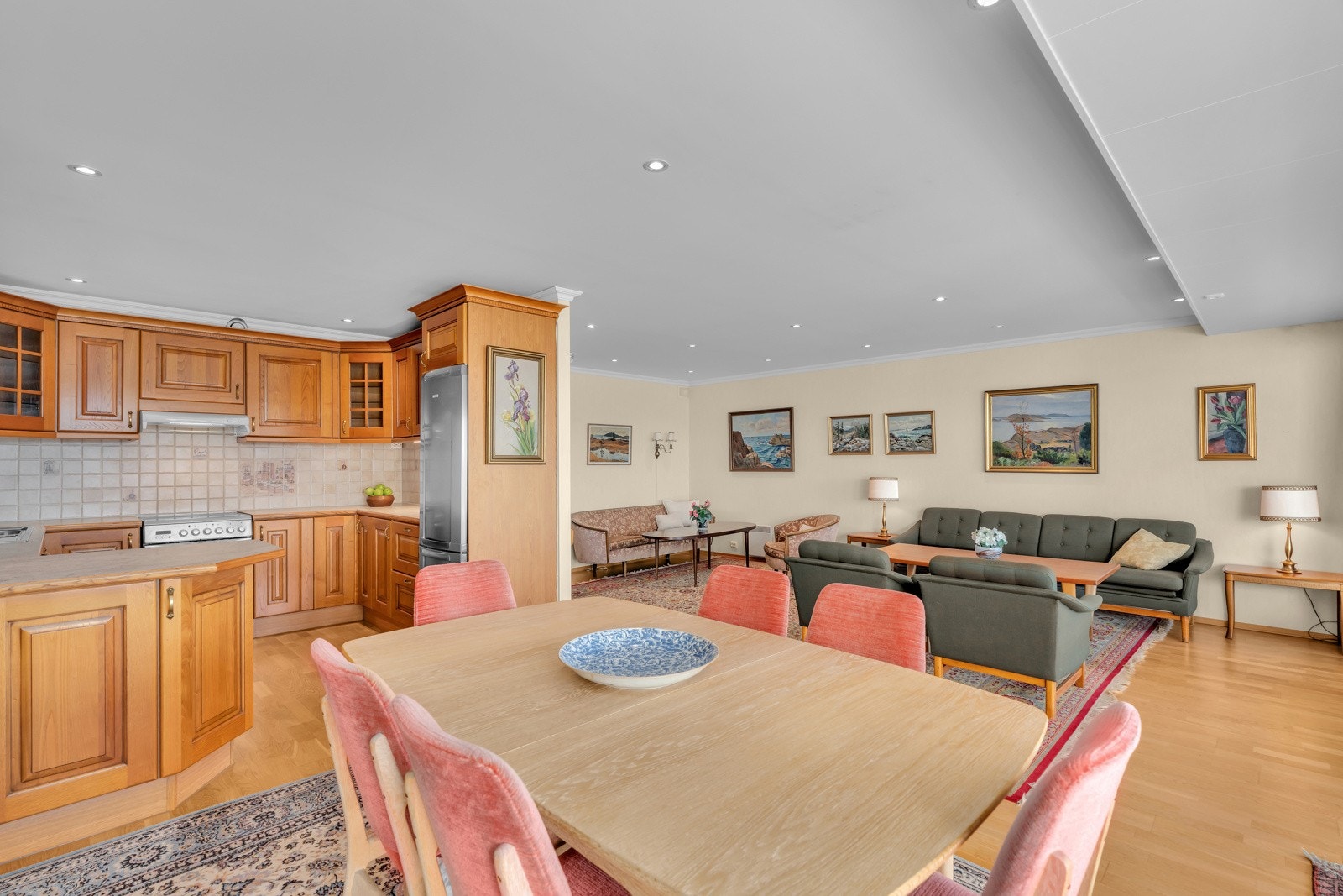 God plass til flere sittegrupper i den romslige stuen. Galleribilde