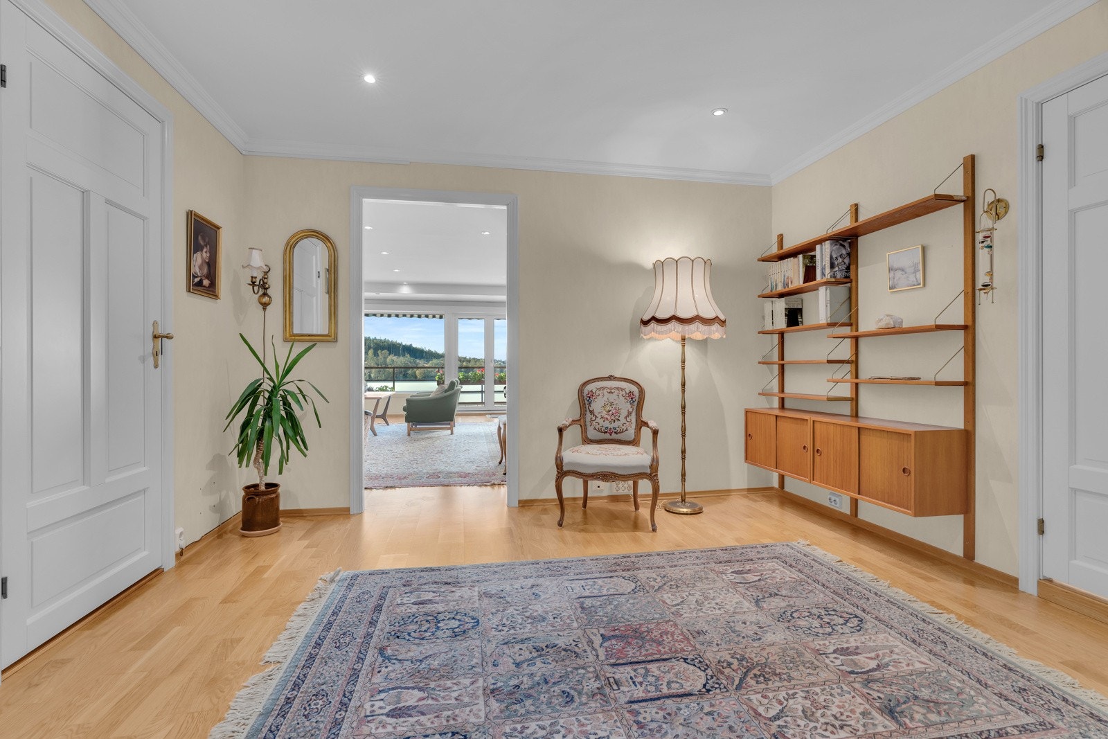 Stor, romslig hall. Galleribilde