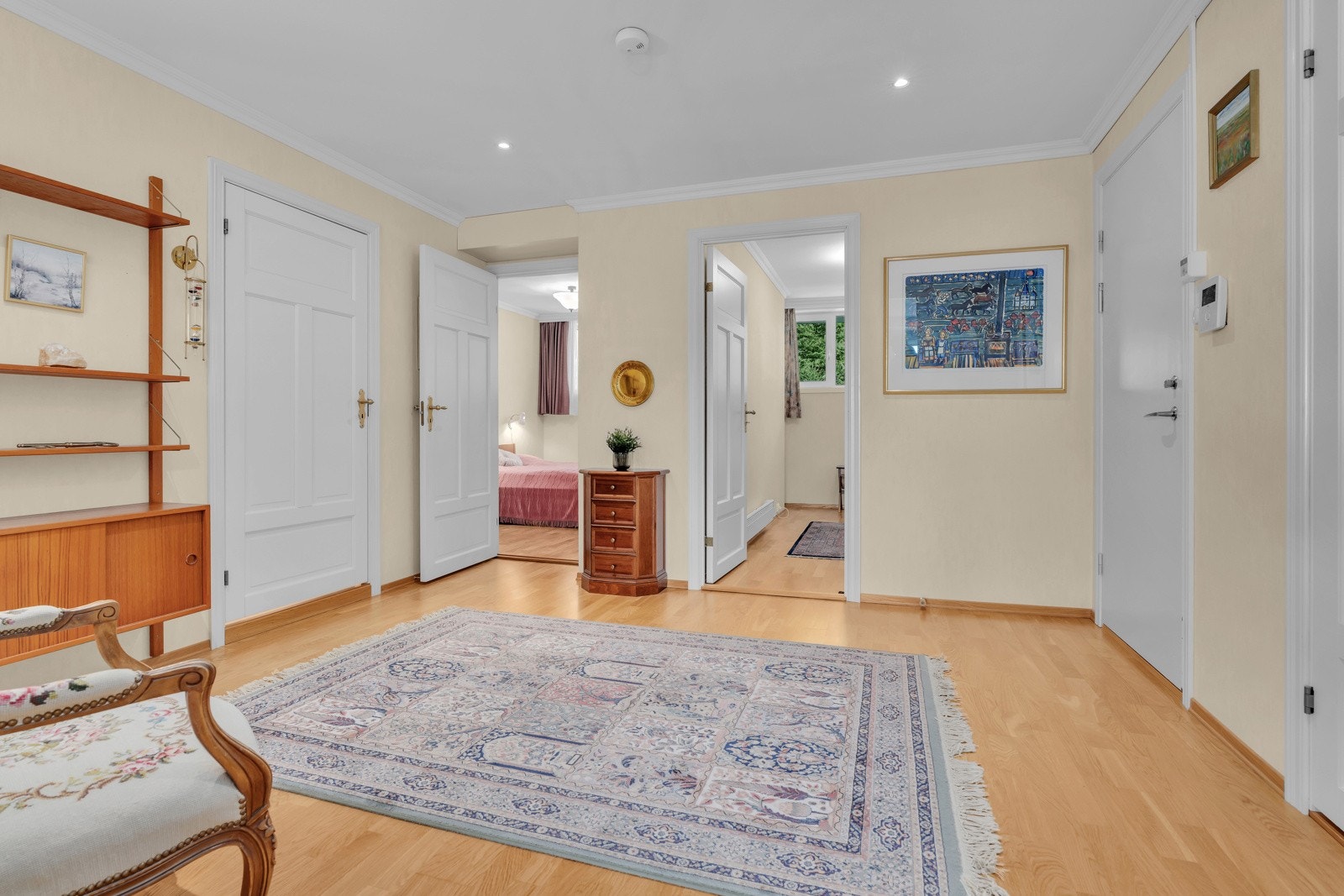 Stor, romslig hall. Galleribilde