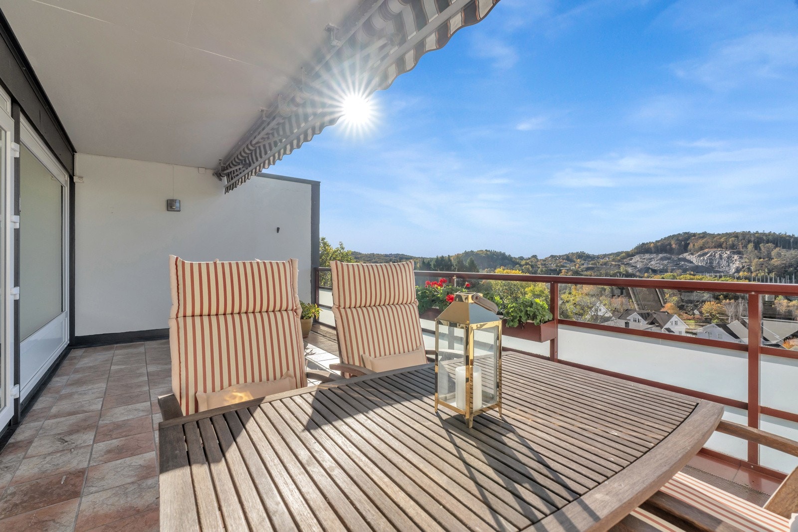 Leiligheten ligger vendt mot sørvest og har ideelle sol- og utsiktsforhold. Galleribilde