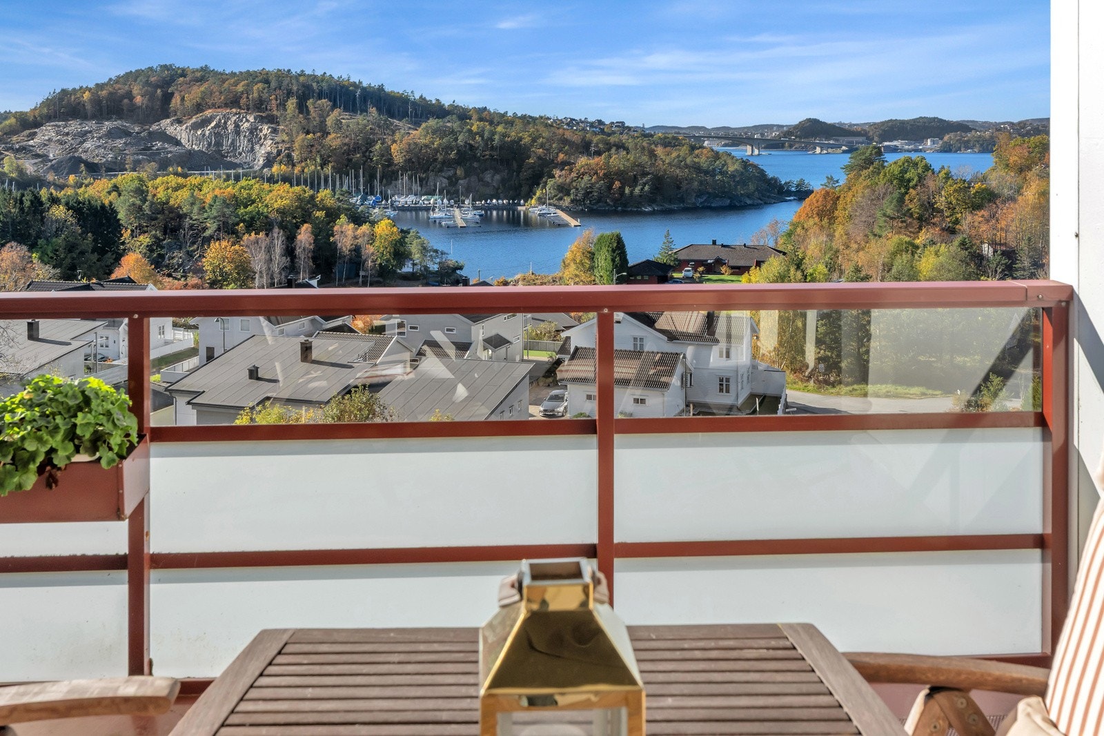 Leiligheten ligger vendt mot sørvest og har ideelle sol- og utsiktsforhold. Galleribilde