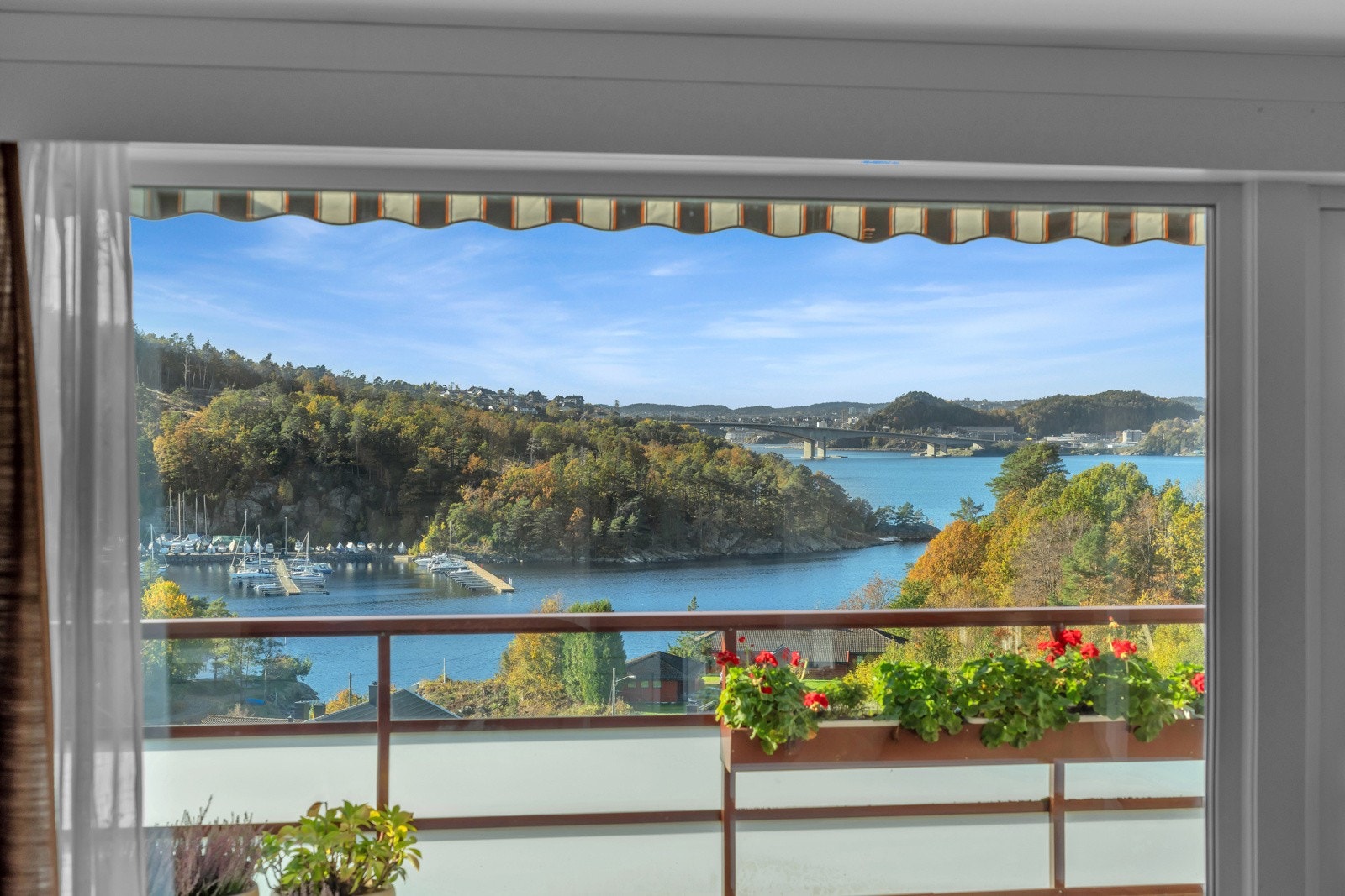 Leiligheten ligger vendt mot sørvest og har ideelle sol- og utsiktsforhold. Galleribilde