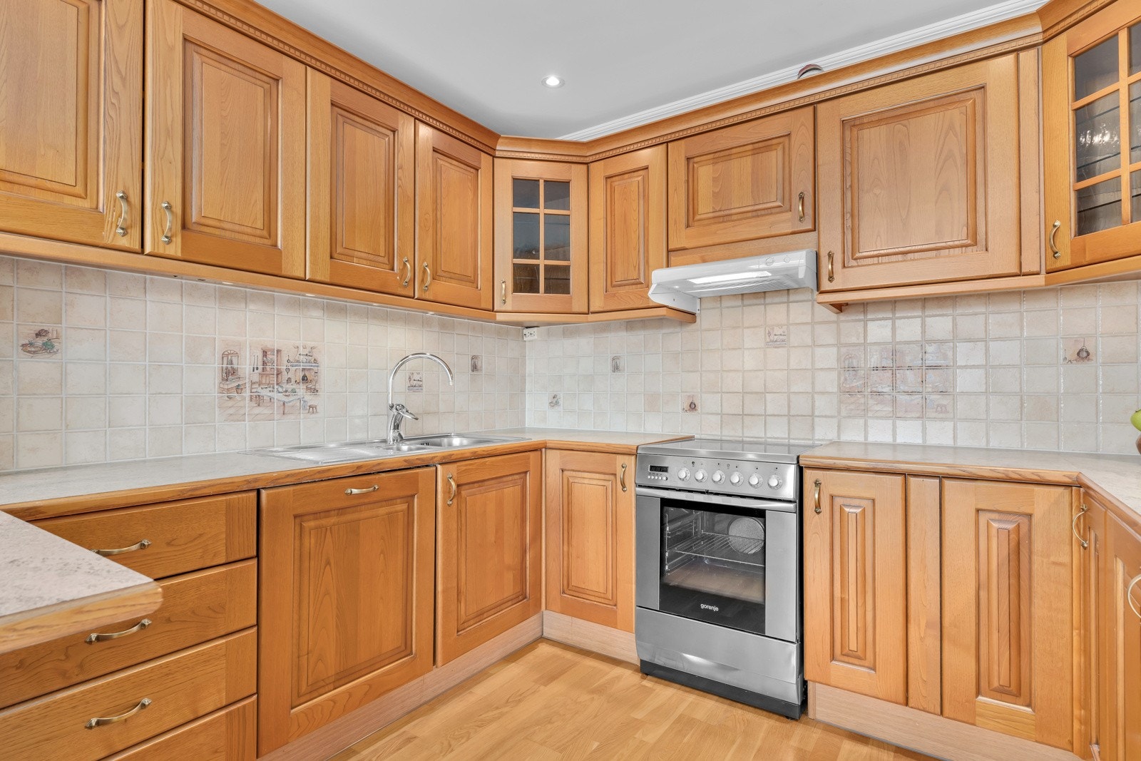 Solid kjøkkeninnredning i Eik. Galleribilde