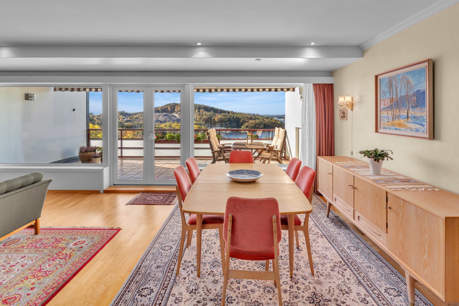 God plass til spisestuemøblement ved stuevindu med panoramautsikt. Galleribilde