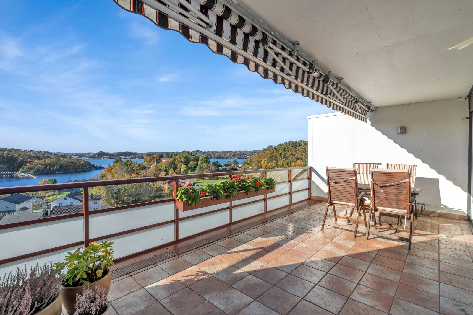 Stor, sørvestvendt terrasse med ideelle solfohold og nydelig utsikt mot Topdalsfjorden. Galleribilde