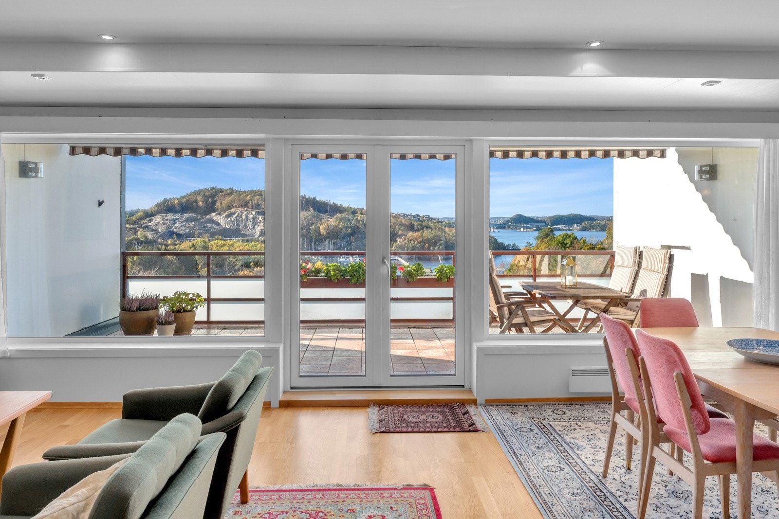 Meget romslig stue med utgang til terrasse. Galleribilde