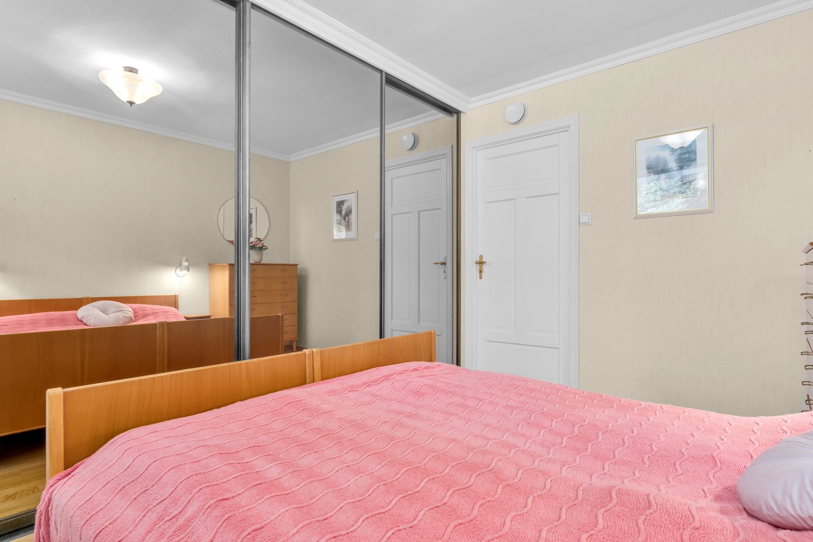 Hovedsoverom med skyvedørsgarderobe. Galleribilde