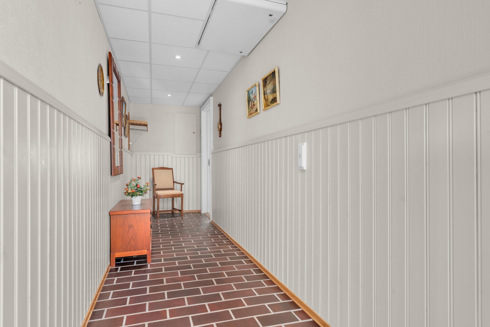 Gang fra svalegang og inn til leiligheten. Denne er pr. definisjon fellesareal, men benyttes kun av denne leiligheten. Galleribilde