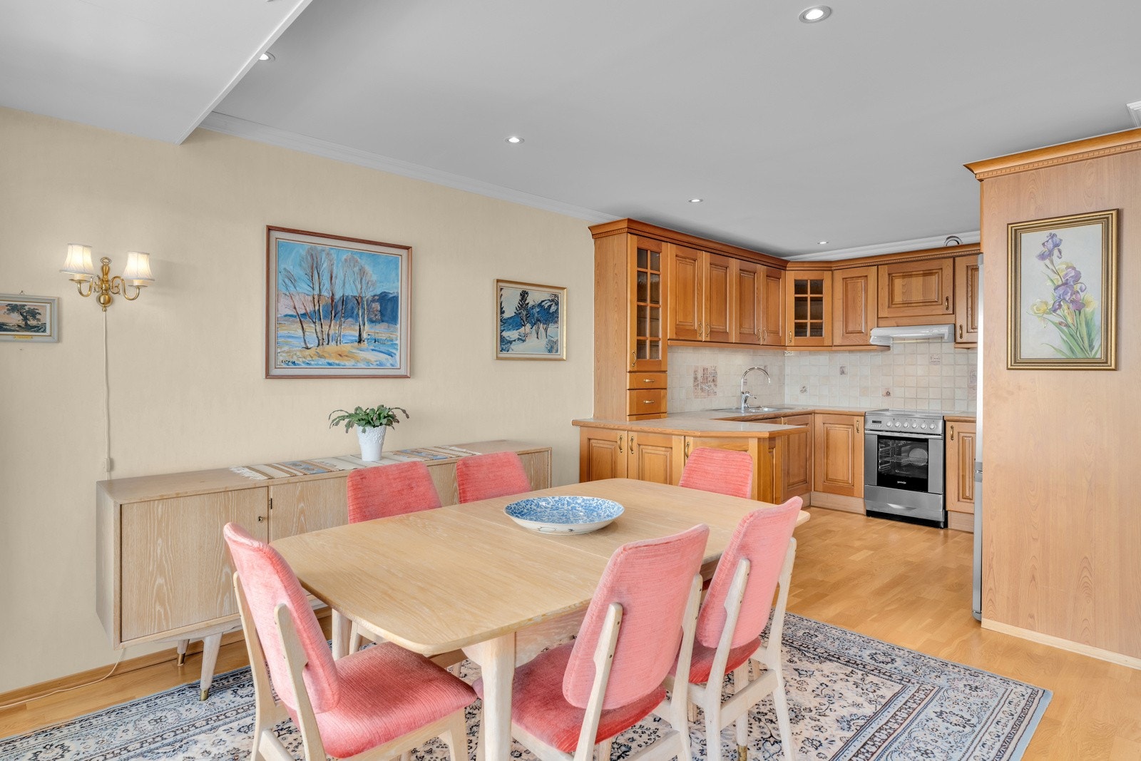 Åpent og tilbaketrukket kjøkken. Galleribilde