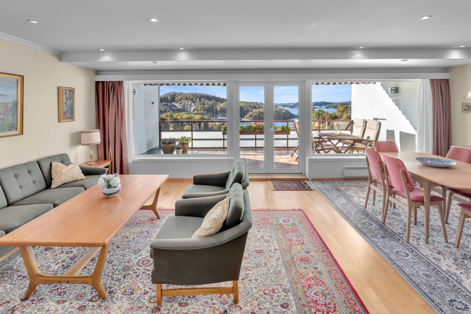 Meget romslig stue med utgang til terrasse. Galleribilde