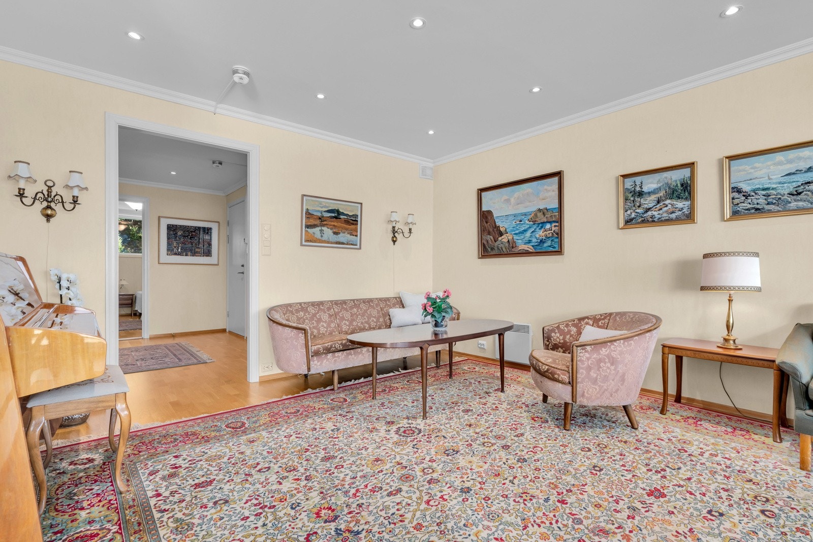 God plass til flere sittegrupper i den romslige stuen. Galleribilde