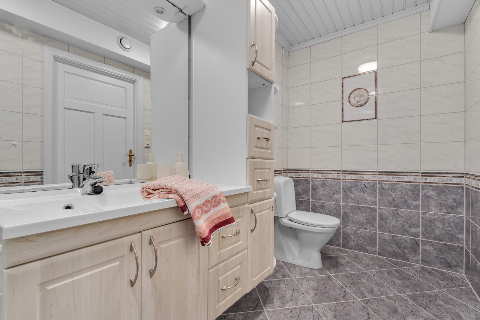 Flislagt bad med opplegg for vaskemaskin og dusjkabinett. Galleribilde