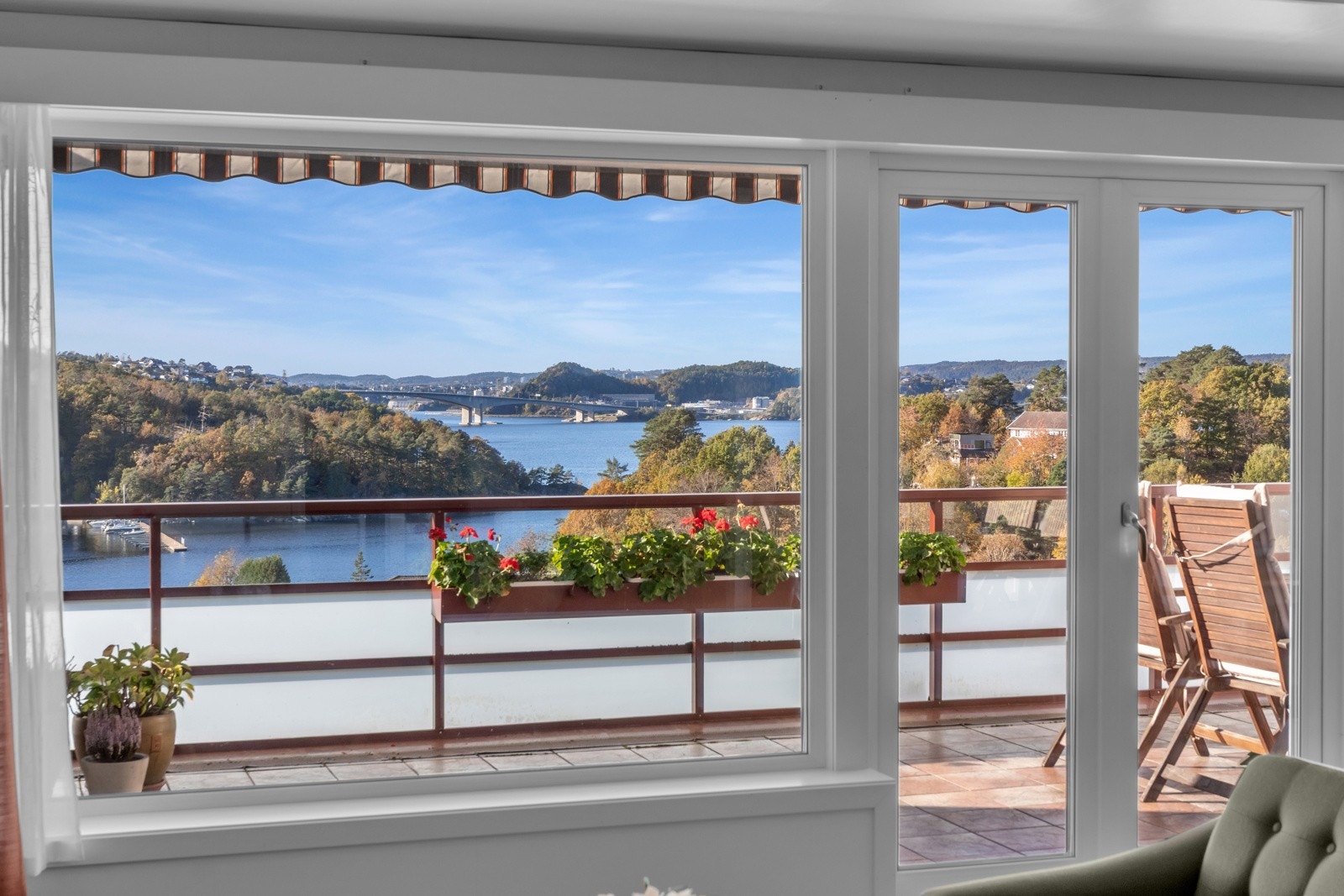 Meget romslig stue med utgang til terrasse. Galleribilde