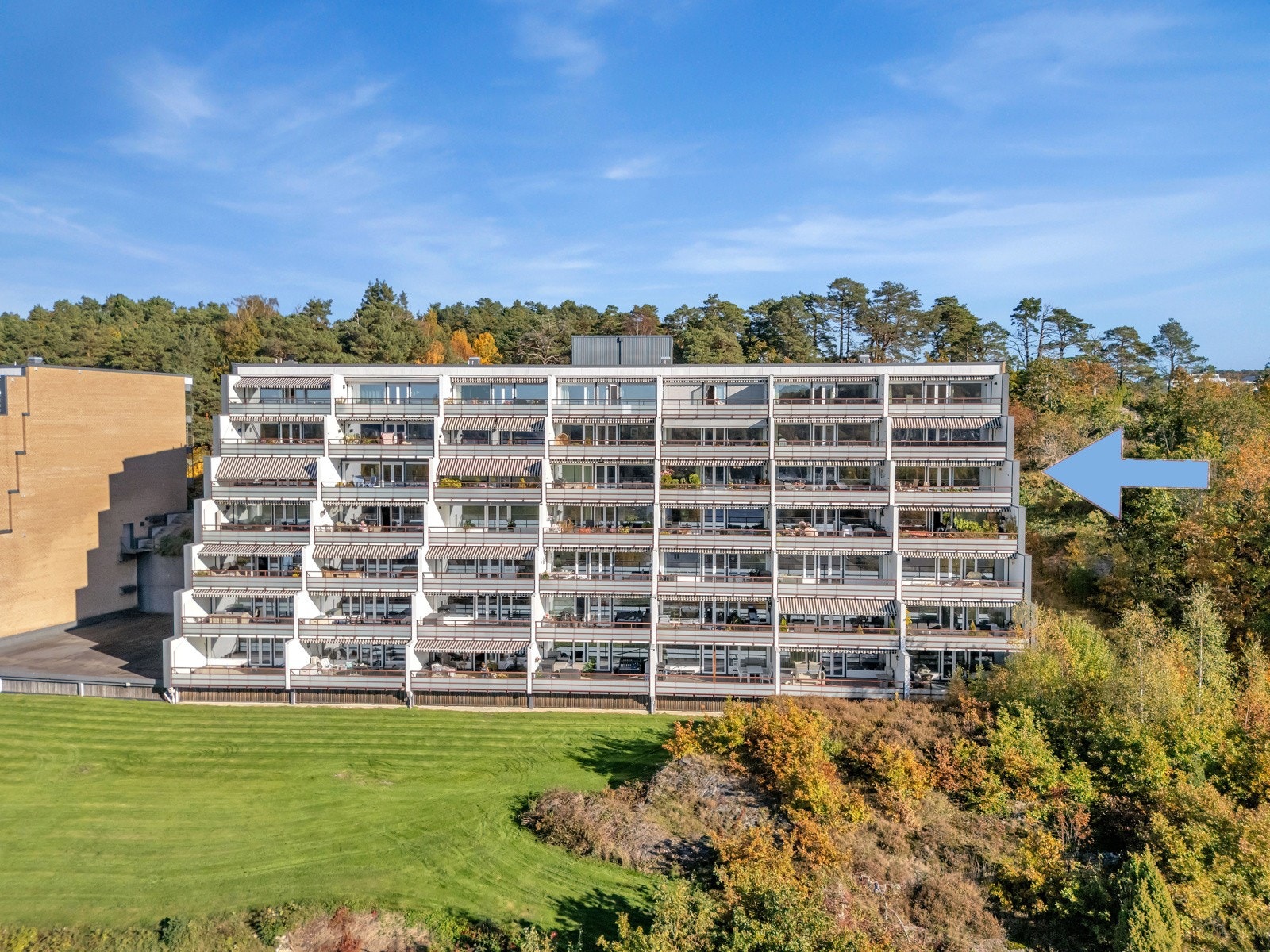 Leiligheten har en solrik og usjenert beliggenhet på byggets sørende. Galleribilde