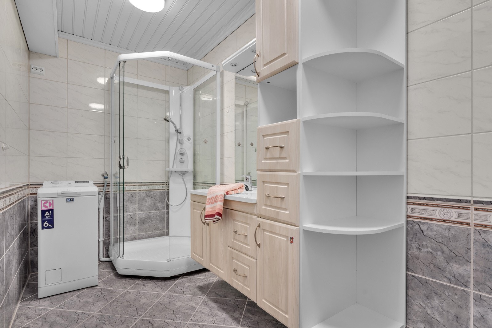 Flislagt bad med opplegg for vaskemaskin og dusjkabinett. Galleribilde