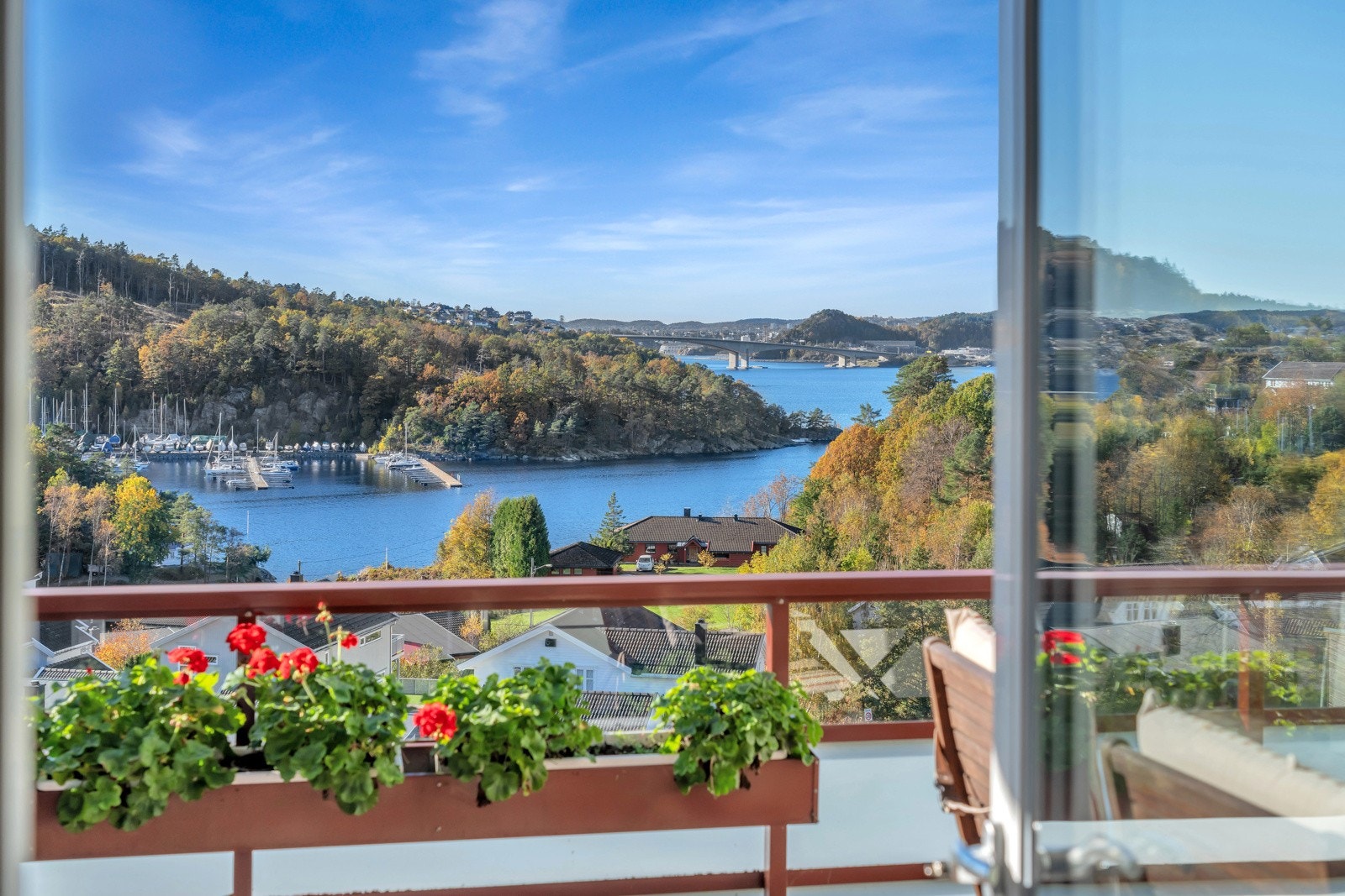 Leiligheten ligger høyt og fritt med nydelig sjøutsikt og ideelle solforhold. Galleribilde