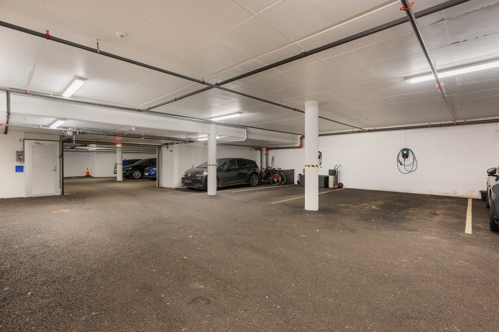 Leiligheten har fast parkeringsplass i garasjeanlegg med elbil-lader. Her kan du gå tørr fra garasjen til leiligheten. Galleribilde