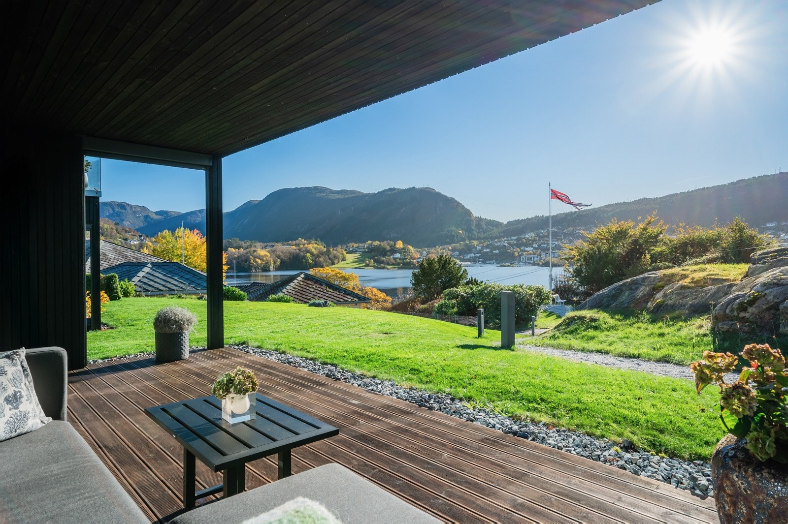 Terrassen har god plass til møbler man måtte ønske å innrede med. Galleribilde