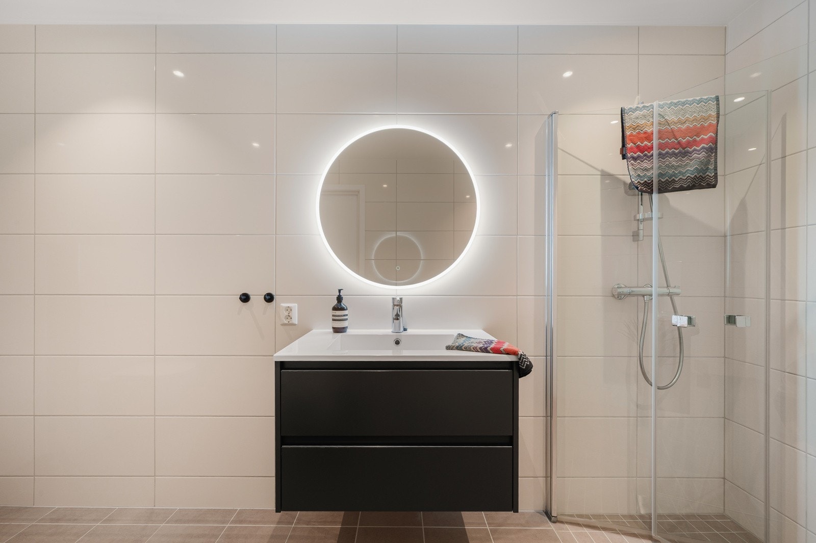 Det er elektriske varmekabler i gulvet. Galleribilde