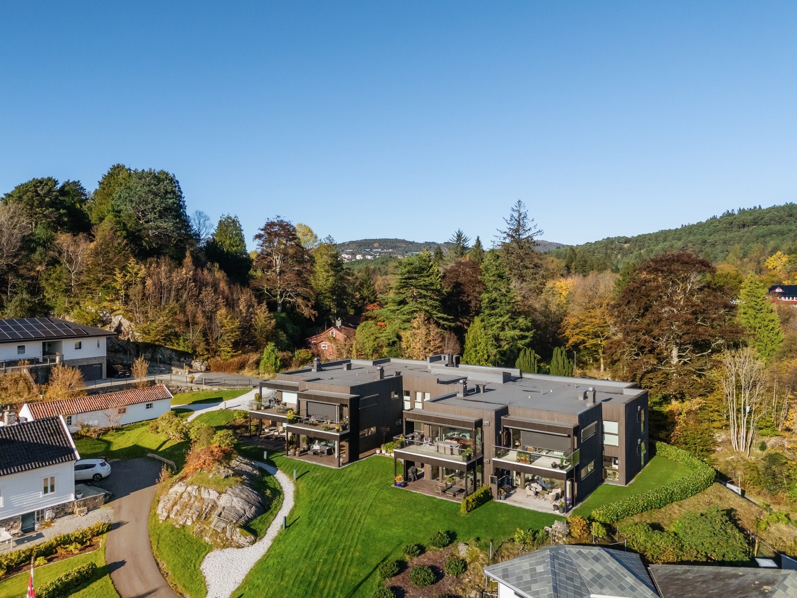 Leiligheten har en attraktiv beliggenhet i rolig og tilbaketrukket boligstrøk på Åstveit med kort vei til sjøen og fin utsikt over Eidsvågbukten. Galleribilde