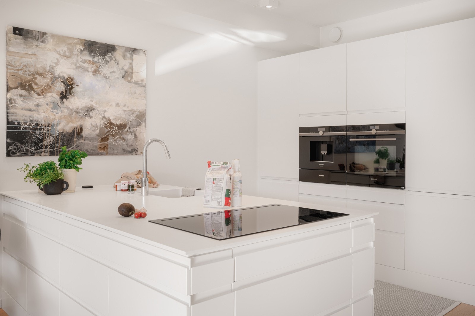 Følgende hvitevarer er integrert og medfølger handelen: Stekeovn, induksjon platetopp med integrert ventilator, oppvaskmaskin, vinskap, kjøleskap, fryseskap og kaffemaskin. Galleribilde