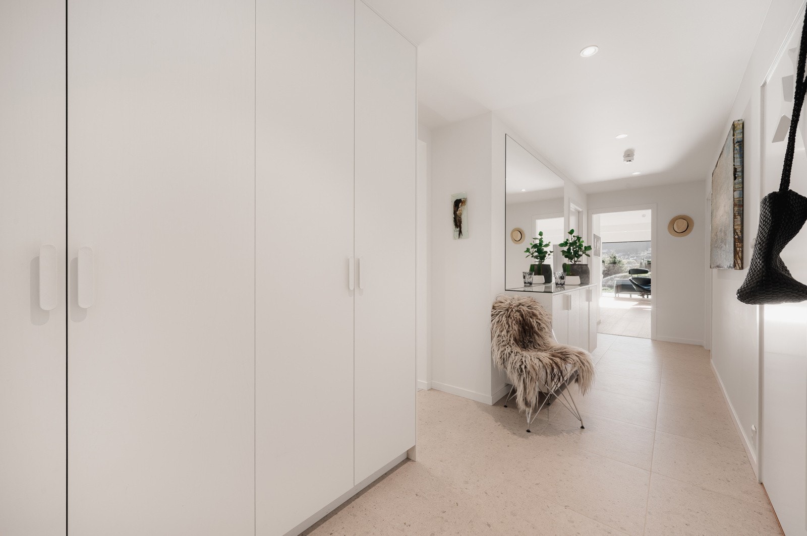 En flott entré ønsker deg velkommen inn i leiligheten. Førsteinntrykket er solid - det er fine kvaliteter, god takhøyde, smarte løsninger og gjennomgående høy standard på overflater og utstyr. Galleribilde